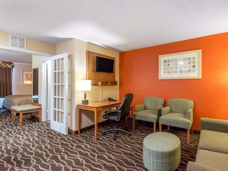 Quality & I-35 Near Frost Bank Center Hotel 2*