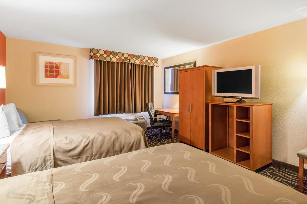 Hotel Quality & I-35 Near Frost Bank Center 2*