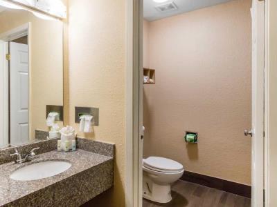Quality & I-35 Near Frost Bank Center Hotel San Antonio